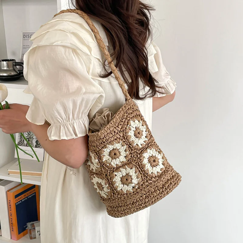 Floral Pattern Straw Shoulder Bag Summer Fashion Beach Vacation Handbag Simple Casual Women's Fashion Niche Woven Bucket Bag
Floral Pattern Straw Shoulder Bag Summer Fashion Beach Vacation Handbag Simple Casual Women's Fashion Niche Woven Bucket Bag