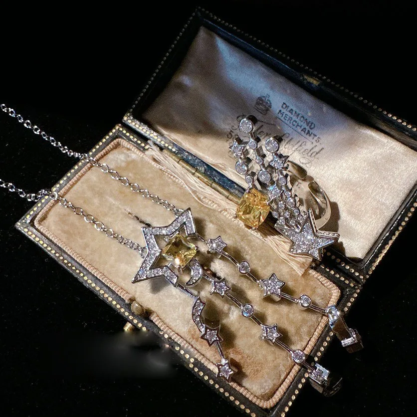 2023 Women Comet Twilight Yellow Meteor Gem Necklace Starry River Shining Plating 18K Gold Goose Zircon Star Ring
2023 Women Comet Twilight Yellow Meteor Gem Necklace Starry River Shining Plating 18K Gold Goose Zircon Star Ring