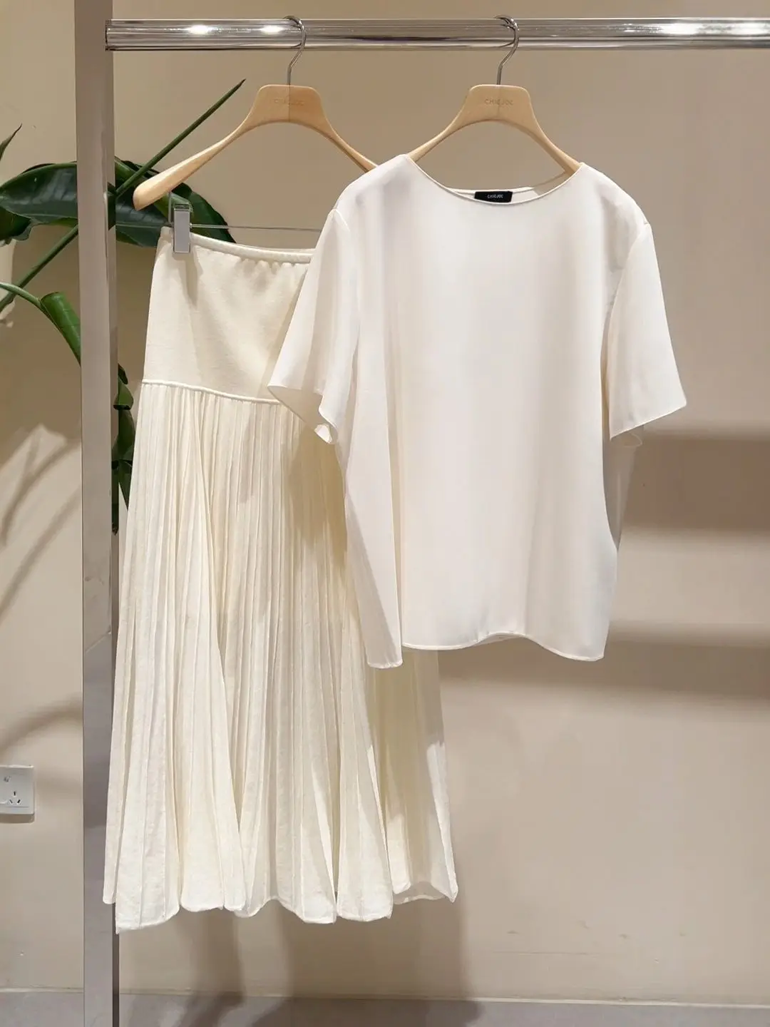 Korean Loose Slimming White round Neck T-shirt High Waist Pleated Skirt Women's Summer Gentle Style One Set of Clothing
Korean Loose Slimming White round Neck T-shirt High Waist Pleated Skirt Women's Summer Gentle Style One Set of Clothing