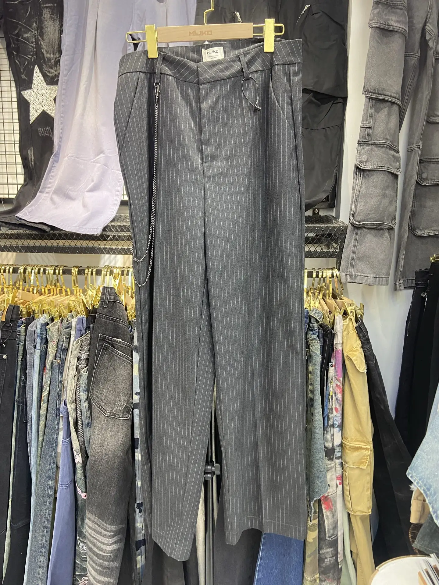 Mijko мужские повседневные брюки в американском стиле ретро с вертикальными заниженными манжетами и цепочкой, японские прямые брюки в полоску
Mijko мужские повседневные брюки в американском стиле ретро с вертикальными заниженными манжетами и цепочкой, японские прямые брюки в полоску