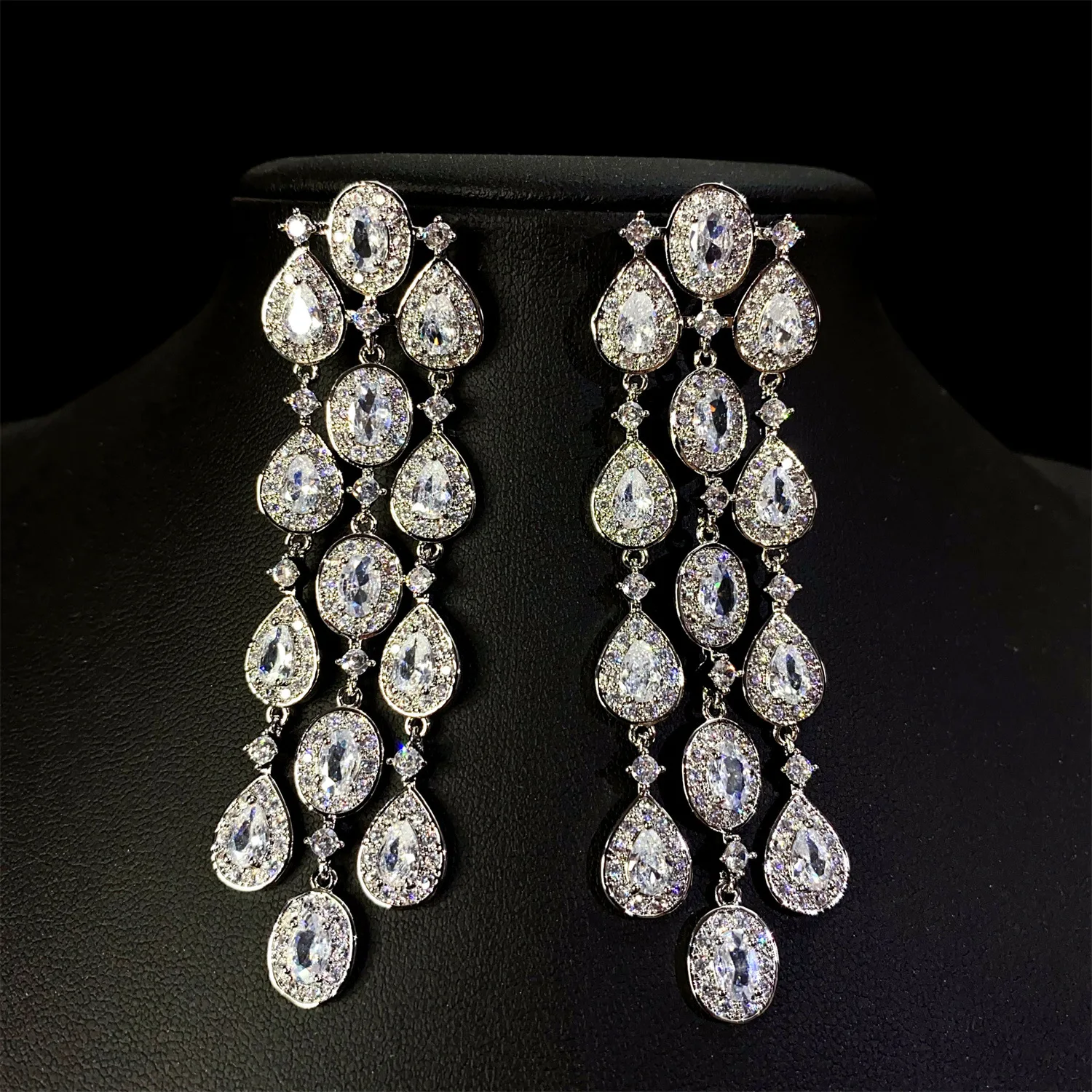 Light Luxury Zircon Tassel s925 Silver Needle Earrings Shiny Dress Banquet Accessories Fashion Woman Jewelry High-Quality New
Light Luxury Zircon Tassel s925 Silver Needle Earrings Shiny Dress Banquet Accessories Fashion Woman Jewelry High-Quality New