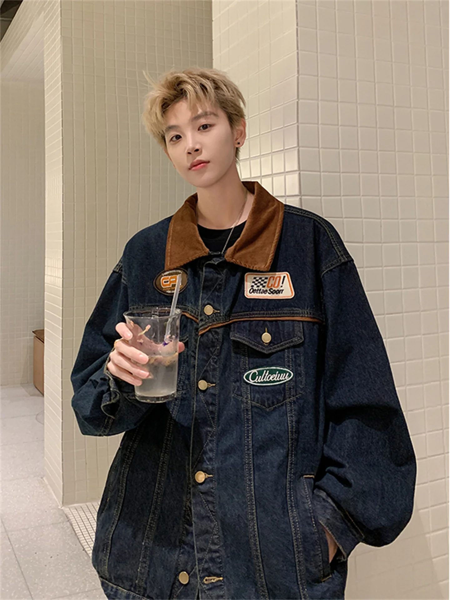 Мотоциклетная куртка в стиле ретро Color Blo Racing, мужская джинсовая куртка свободного кроя с классическим воротником, молодежная модная верхняя одежда на весну и осень
Мотоциклетная куртка в стиле ретро Color Blo Racing, мужская джинсовая куртка свободного кроя с классическим воротником, молодежная модная верхняя одежда на весну и осень