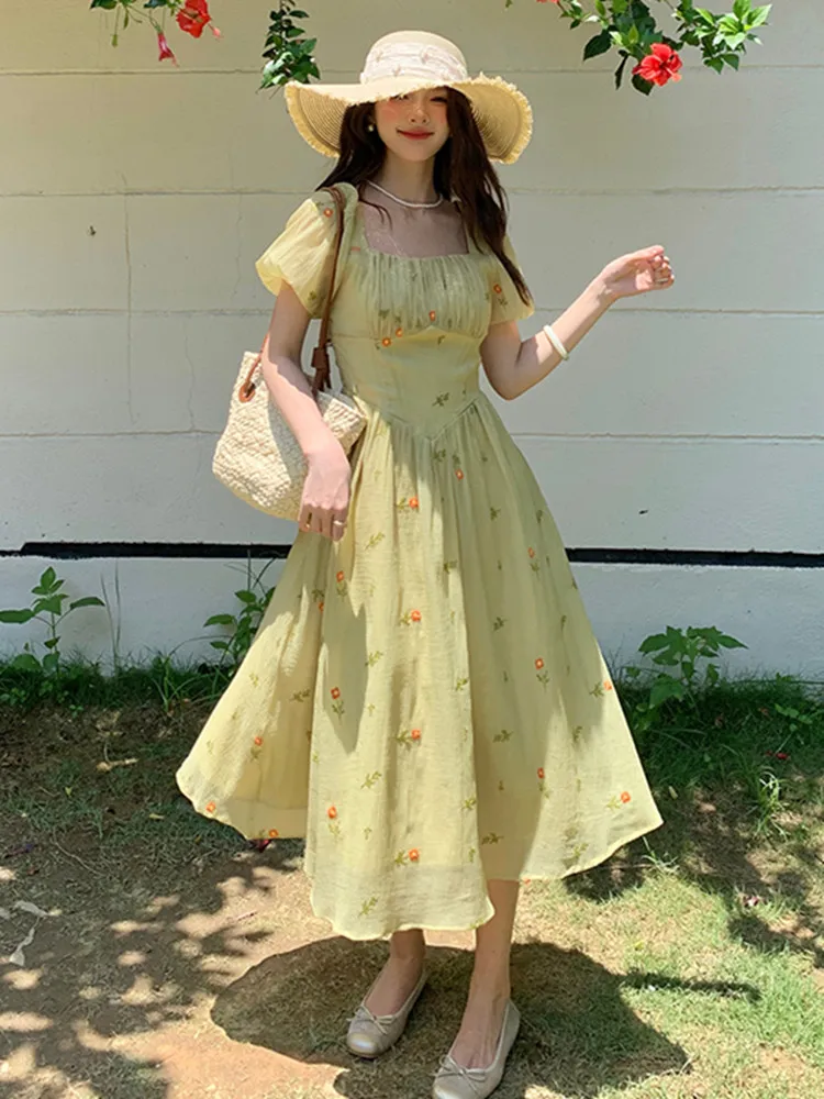 Summer New Square Neck Bubble Sleeve Slim Summer Dress Women Elegant Vintage Floral Embroidered Sweet Long Dresses
Summer New Square Neck Bubble Sleeve Slim Summer Dress Women Elegant Vintage Floral Embroidered Sweet Long Dresses