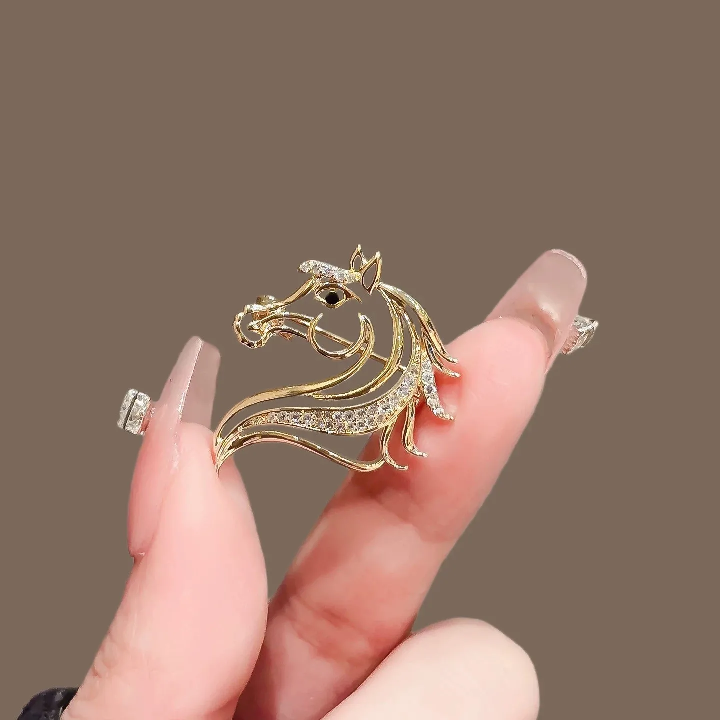 Изысканная брошь с выдолбленным пони, новый мужской и женский индивидуальный дизайн, воротник-брошь, цветок на груди
Изысканная брошь с выдолбленным пони, новый мужской и женский индивидуальный дизайн, воротник-брошь, цветок на груди