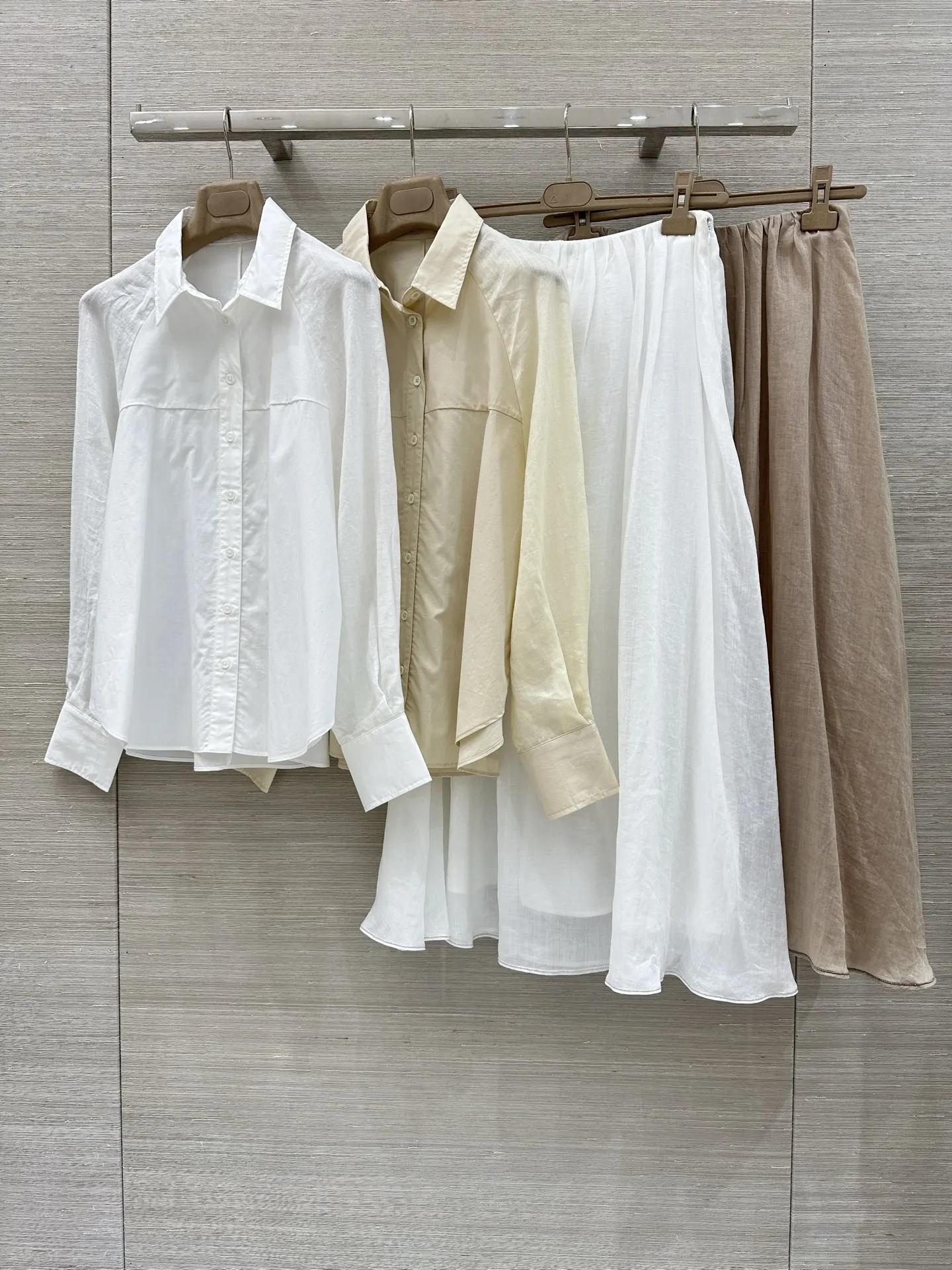 Women Beaded Chain Set Turn-down Collar Long Sleeve Single Breasted Shirt + High Waist A-Line Loose Midi Skirt Suit
Women Beaded Chain Set Turn-down Collar Long Sleeve Single Breasted Shirt + High Waist A-Line Loose Midi Skirt Suit