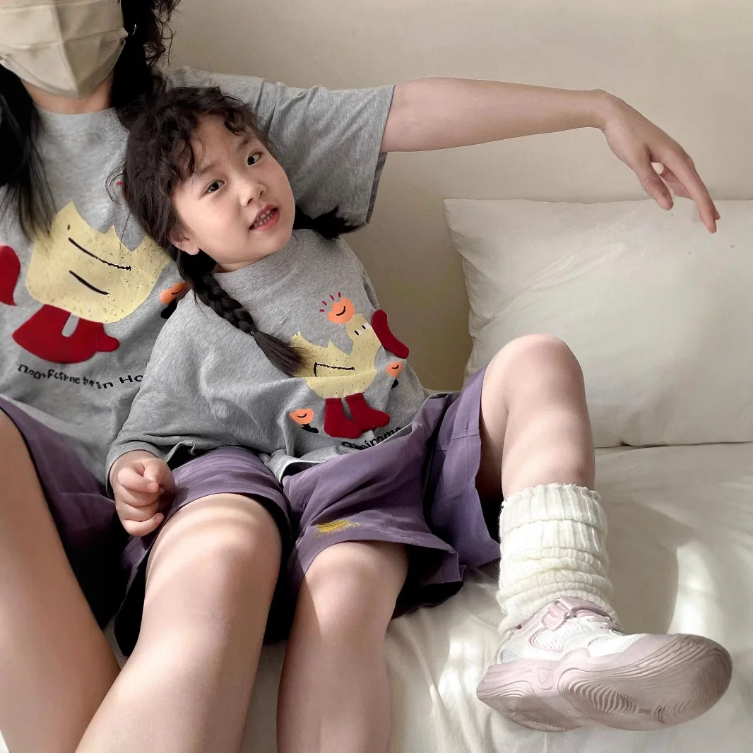 2025 Summer Family Matching T-Shirt Korean Style Round Neck Duck Pattern Tops for Parents & Kids Casual Comfortable Cotton Tees
2025 Summer Family Matching T-Shirt Korean Style Round Neck Duck Pattern Tops for Parents & Kids Casual Comfortable Cotton Tees