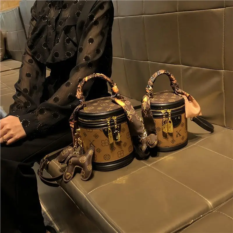 Стильная кожаная женская сумка: классическая, элегантная, парижская, дизайнерская, повседневная, винтажная, люксовая, модная сумка-тоут, кроссбоди высокого класса
Стильная кожаная женская сумка: классическая, элегантная, парижская, дизайнерская, повседневная, винтажная, люксовая, модная сумка-тоут, кроссбоди высокого класса