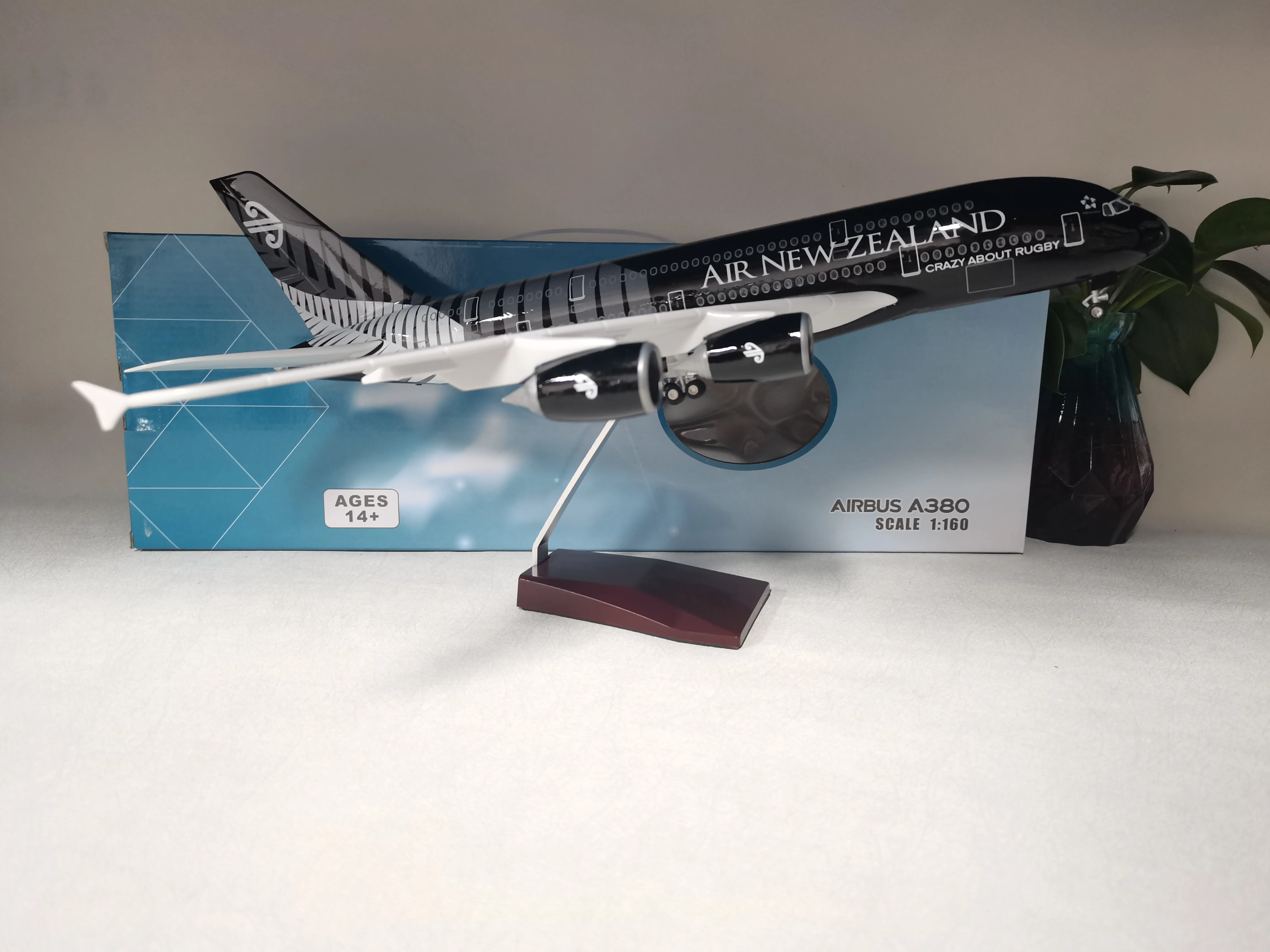 Масштаб 1/160 380 Air New Zealand Airlines A380, модель литого под давлением самолета из смолы с шасси. Коллекция светильников и колес, подарки
Масштаб 1/160 380 Air New Zealand Airlines A380, модель литого под давлением самолета из смолы с шасси. Коллекция светильников и колес, подарки