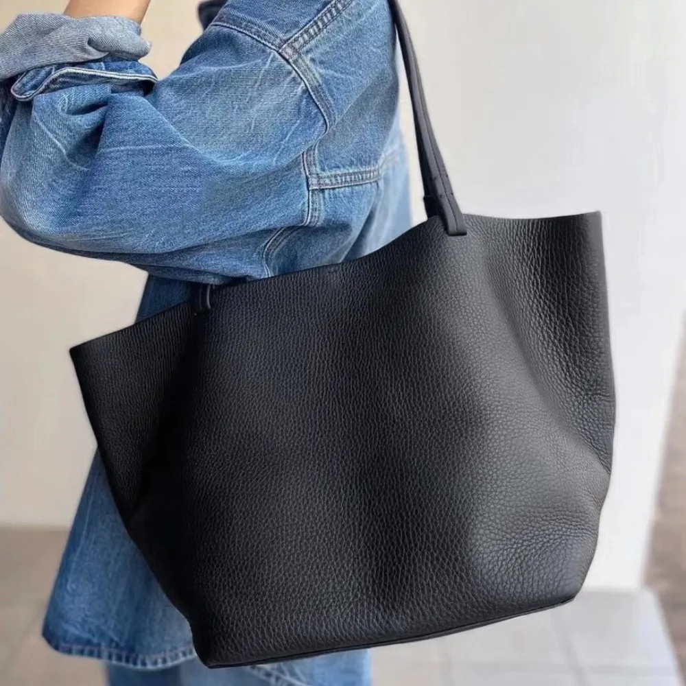 First-layer Cowhide Large-capacity Tote Bag Simple High-end Sense Child Mother Bag Vegetable Basket Genuine Leather Women's Bag
First-layer Cowhide Large-capacity Tote Bag Simple High-end Sense Child Mother Bag Vegetable Basket Genuine Leather Women's Bag