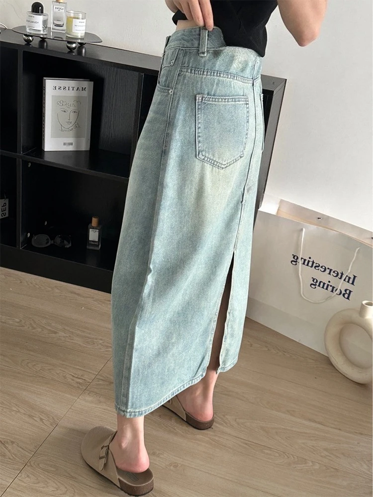 Cartoon leather label design and split denim skirt women's summer 2025 new high waisted A-line fashion half body skirt
Cartoon leather label design and split denim skirt women's summer 2025 new high waisted A-line fashion half body skirt