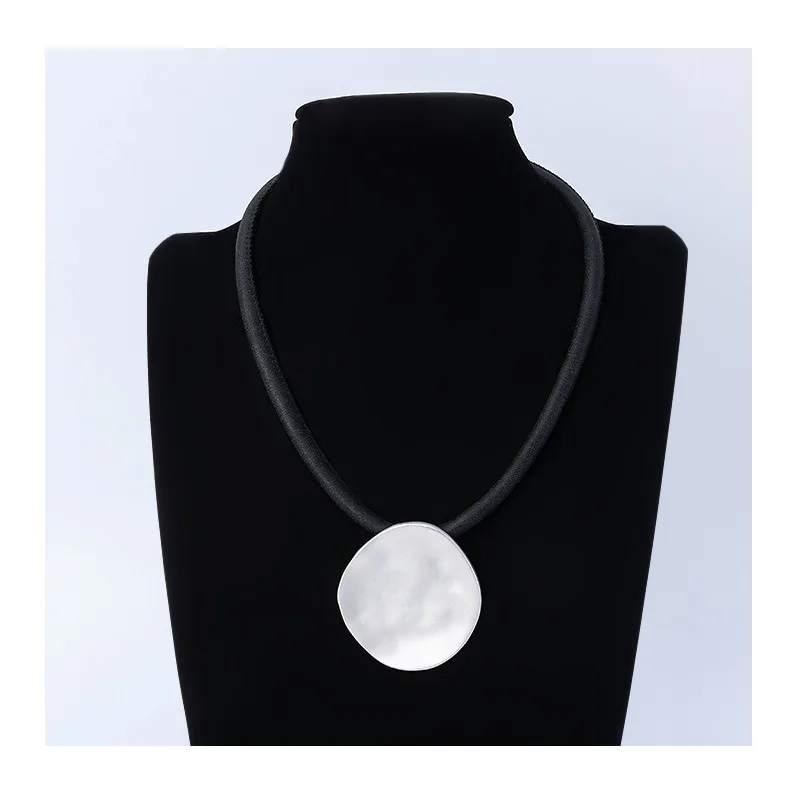 New Jewelry Women's Fashion Versatile Atmospheric Necklace Foreign Trade Geometry Advanced Sense Retro Short Item
New Jewelry Women's Fashion Versatile Atmospheric Necklace Foreign Trade Geometry Advanced Sense Retro Short Item
