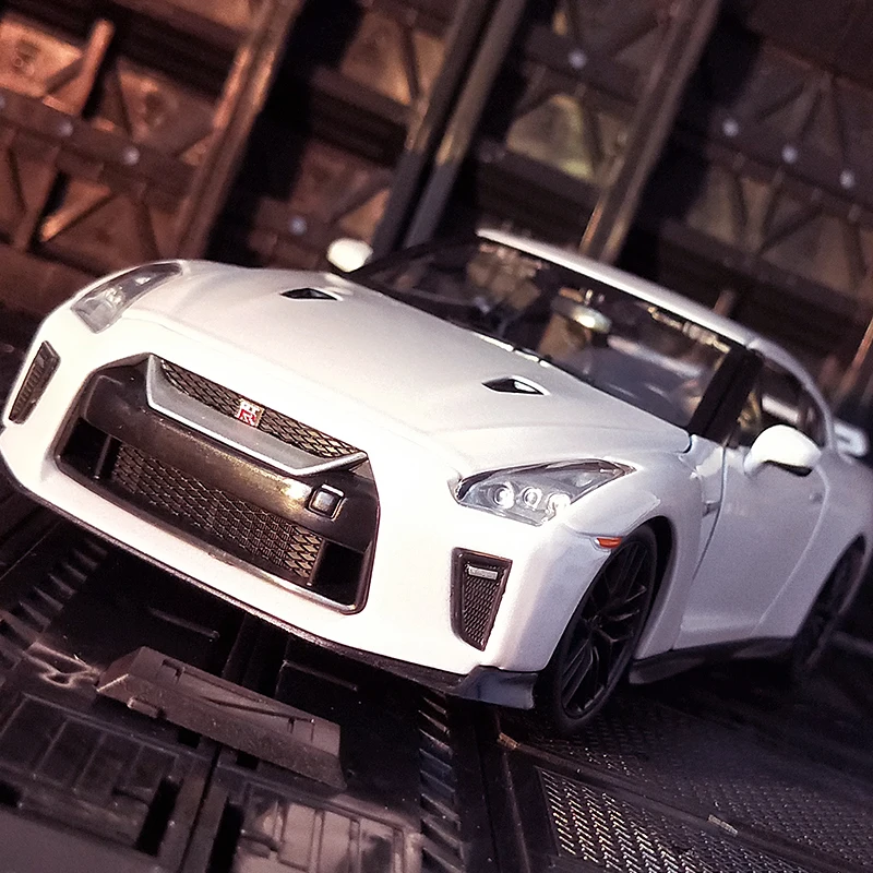 Bburago 1:24 simulation Nissan GTR 2017 alloy sports car model doors and hood that can be opened rich details, fine workmanship
Bburago 1:24 simulation Nissan GTR 2017 alloy sports car model doors and hood that can be opened rich details, fine workmanship