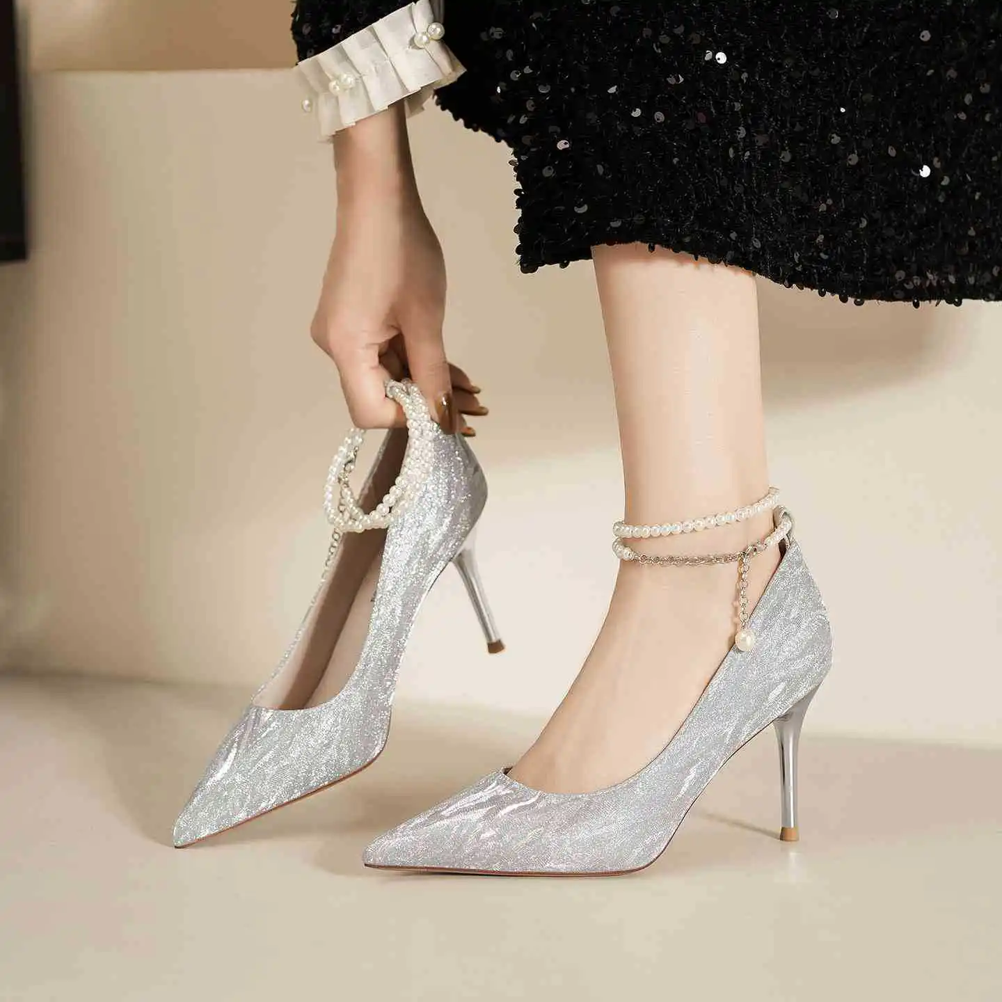 Свадебное платье для невесты, с жемчужными бретелями, изысканный стиль, красивый образ, элегантные туфли на высоком каблуке, не утомляют ноги.
Свадебное платье для невесты, с жемчужными бретелями, изысканный стиль, красивый образ, элегантные туфли на высоком каблуке, не утомляют ноги.