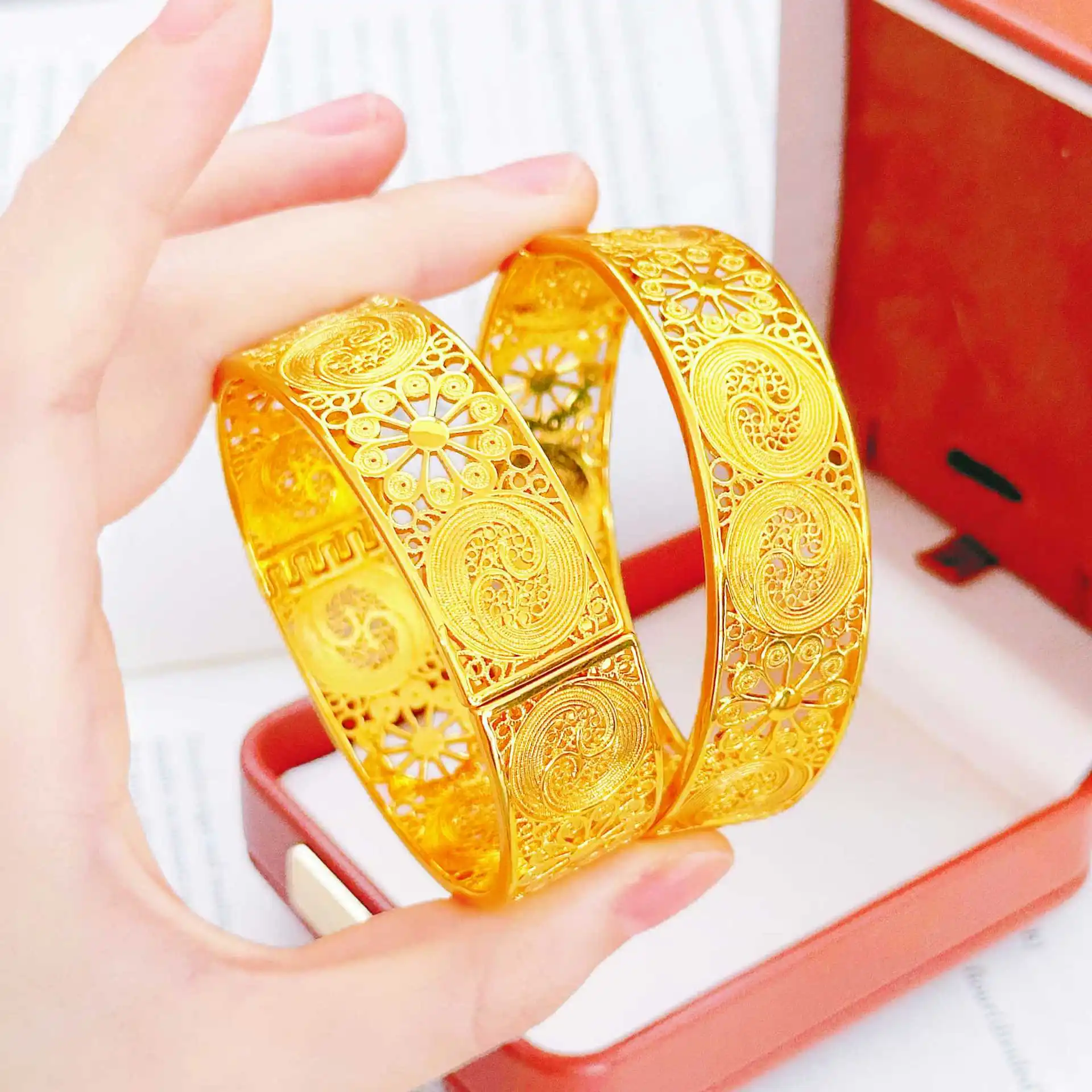 High-quality 24K Gold AU999 Diamond Inlaid Moving Ring Sugar Cube Bracelet for Women, premium fine gold jewelry for gifts
High-quality 24K Gold AU999 Diamond Inlaid Moving Ring Sugar Cube Bracelet for Women, premium fine gold jewelry for gifts