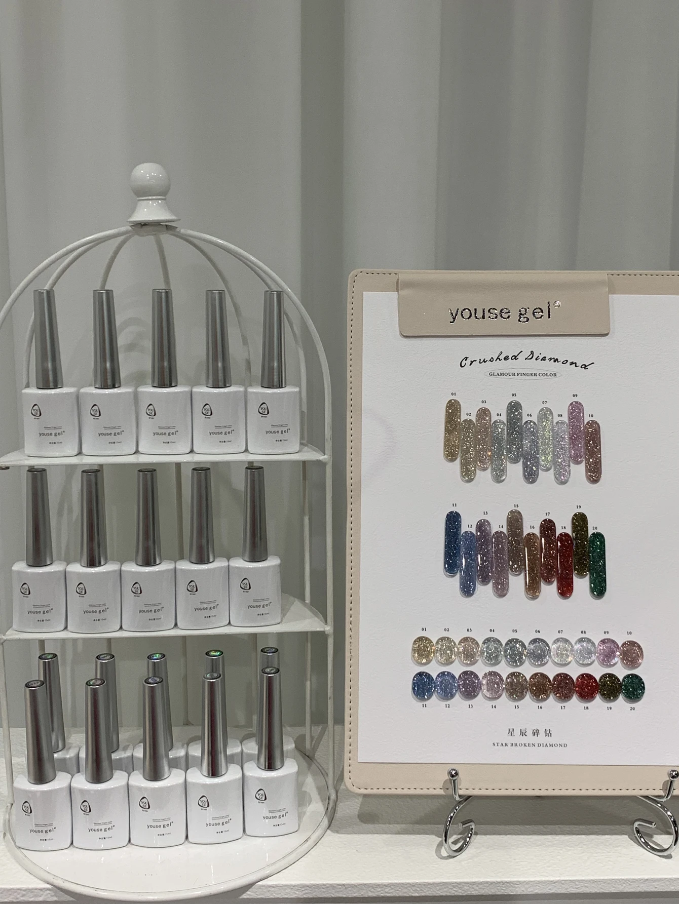 Набор из 20 цветных весенне-летних блестящих светоотражающих лаков для ногтей с цветовой палитрой, подходит для различных праздничных дизайнов ногтей.
Набор из 20 цветных весенне-летних блестящих светоотражающих лаков для ногтей с цветовой палитрой, подходит для различных праздничных дизайнов ногтей.