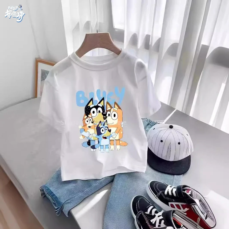 Детская летняя футболка Bluey's для мальчиков и девочек, рубашка с коротким рукавом и принтом голубой собачки, с героями мультфильмов
Детская летняя футболка Bluey's для мальчиков и девочек, рубашка с коротким рукавом и принтом голубой собачки, с героями мультфильмов