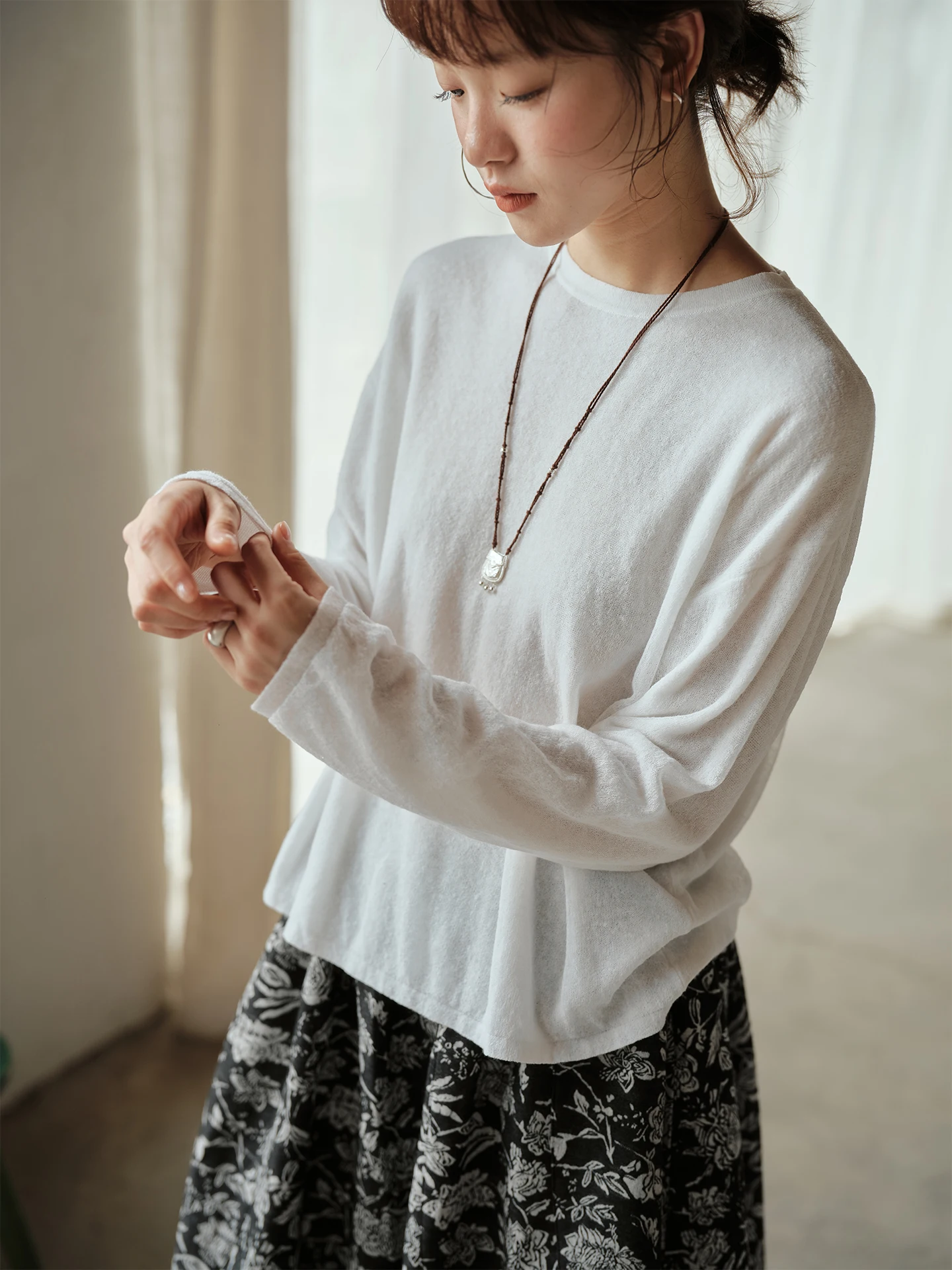 Раннеосенний топ свободного кроя из смесового хлопка и льна с длинными рукавами и круглым вырезом, комфортный, с эффектом «облачного» прикосновения, со спущенным плечом
Раннеосенний топ свободного кроя из смесового хлопка и льна с длинными рукавами и круглым вырезом, комфортный, с эффектом «облачного» прикосновения, со спущенным плечом