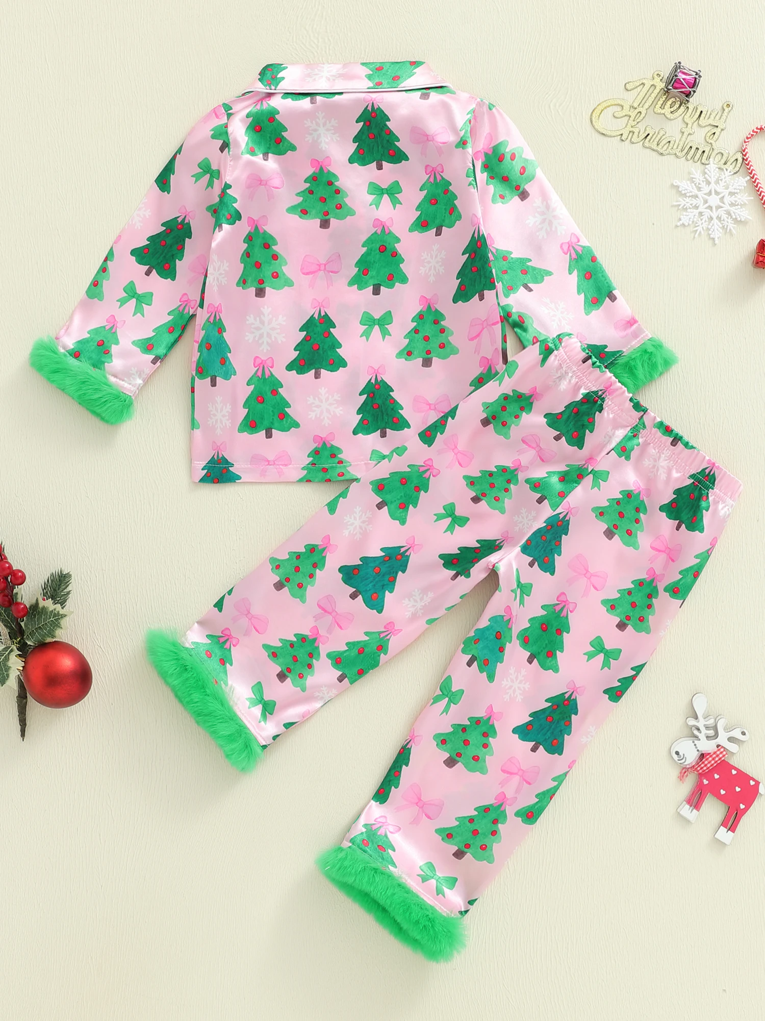 Рождественский атласный пижамный комплект для маленьких девочек с праздничным принтом дерева, воротником с лацканами, длинными рукавами, топ на пуговицах и одинаковые брюки
Рождественский атласный пижамный комплект для маленьких девочек с праздничным принтом дерева, воротником с лацканами, длинными рукавами, топ на пуговицах и одинаковые брюки