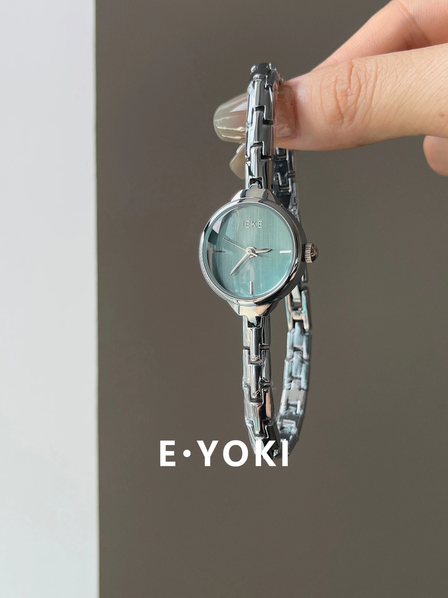 Золотые маленькие квадратные часы, браслет из змеиной кости, маленькие часы для женщин, высококачественные темпераментные универсальные женские кварцевые часы в стиле ретро
Золотые маленькие квадратные часы, браслет из змеиной кости, маленькие часы для женщин, высококачественные темпераментные универсальные женские кварцевые часы в стиле ретро