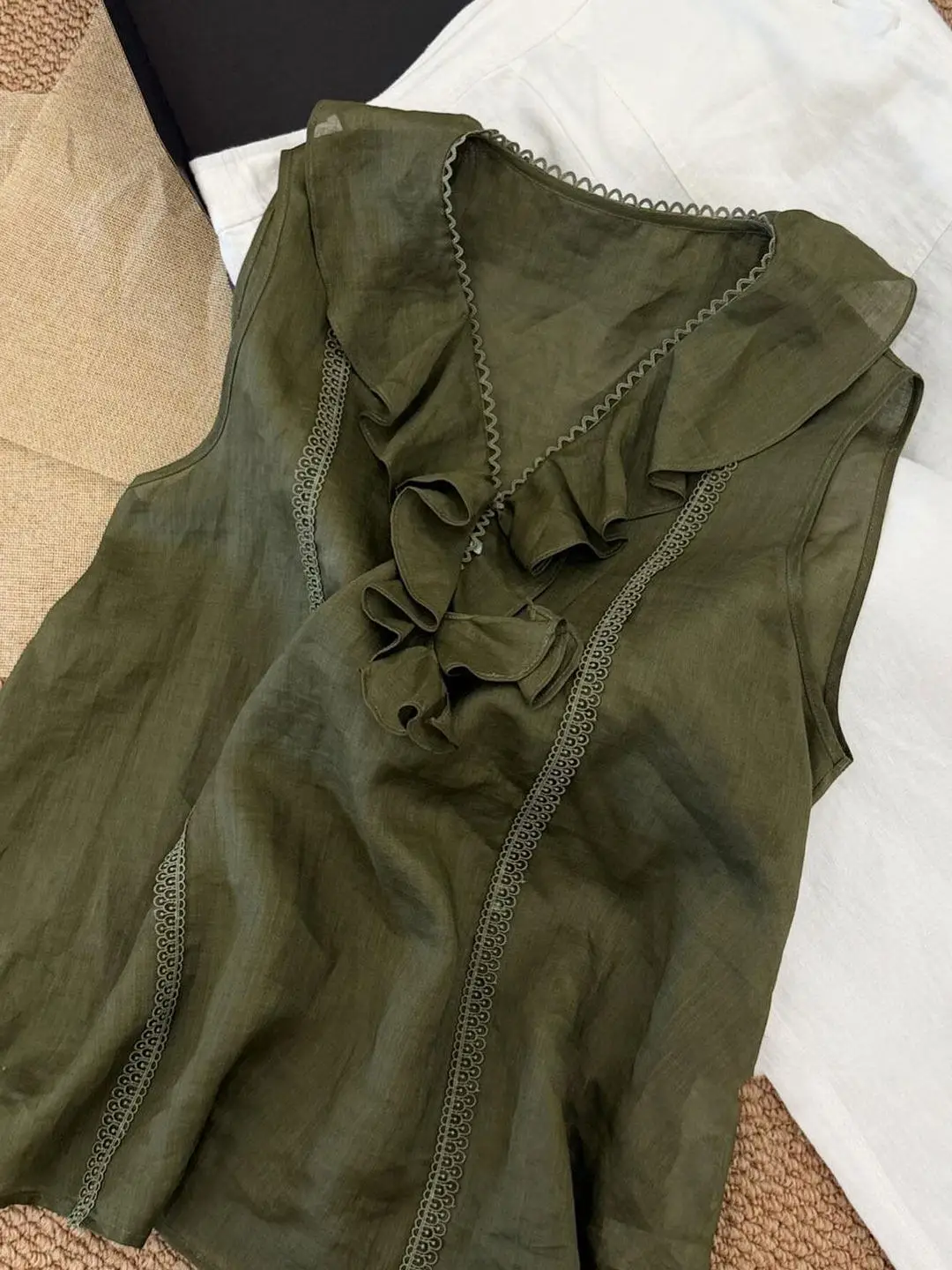 High-End Sleeveless Shirt Vintage Green Lace Trim Loose V-Neck Slimming Breathable Top Artistic Style Summer Casual Wear
High-End Sleeveless Shirt Vintage Green Lace Trim Loose V-Neck Slimming Breathable Top Artistic Style Summer Casual Wear
