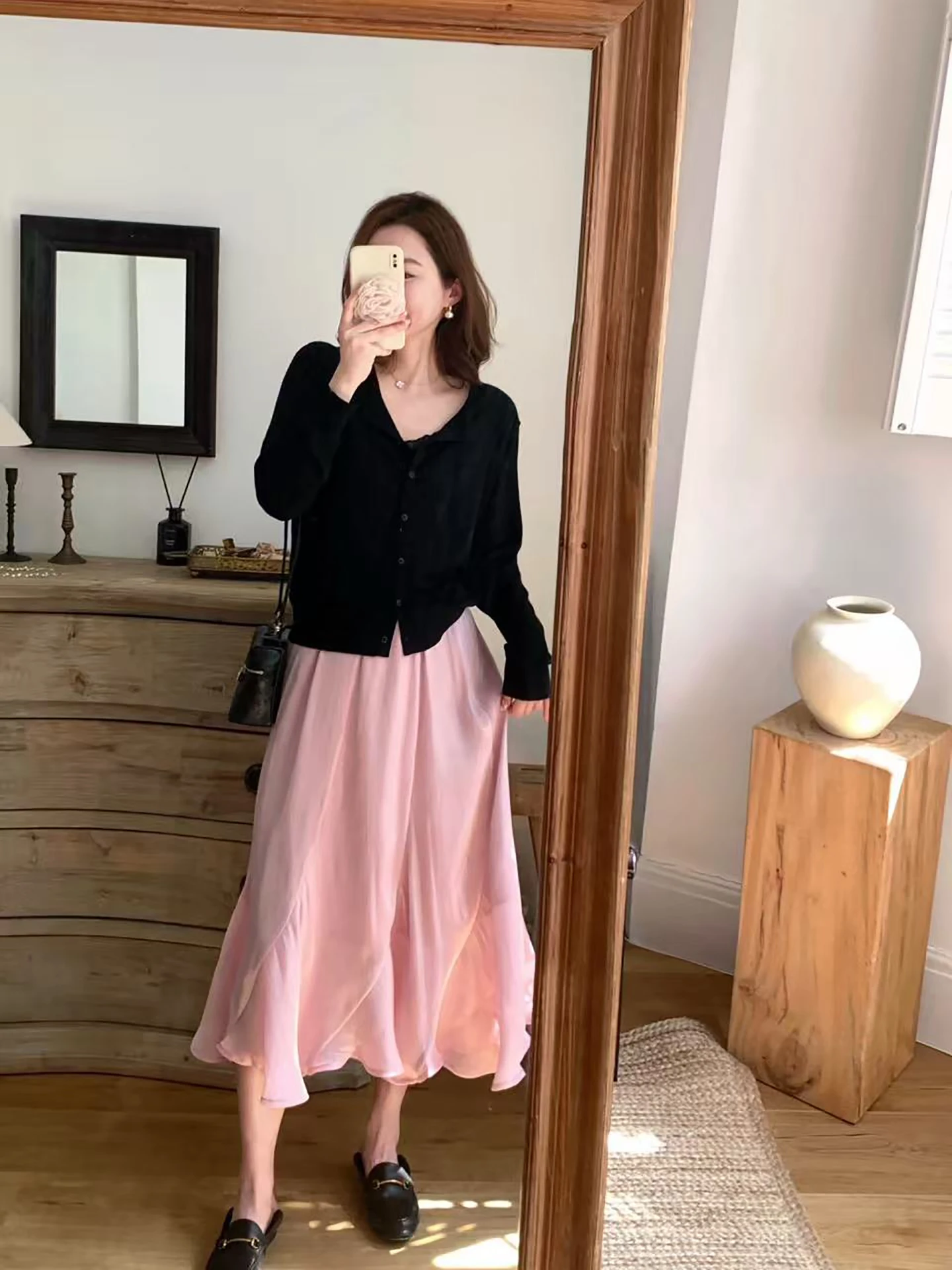 ForeverKid Light Pose Glossy High Waist A-Line Half Skirt with Lace Trim Elastic Waist Gentle Style City Walk Skirt
ForeverKid Light Pose Glossy High Waist A-Line Half Skirt with Lace Trim Elastic Waist Gentle Style City Walk Skirt