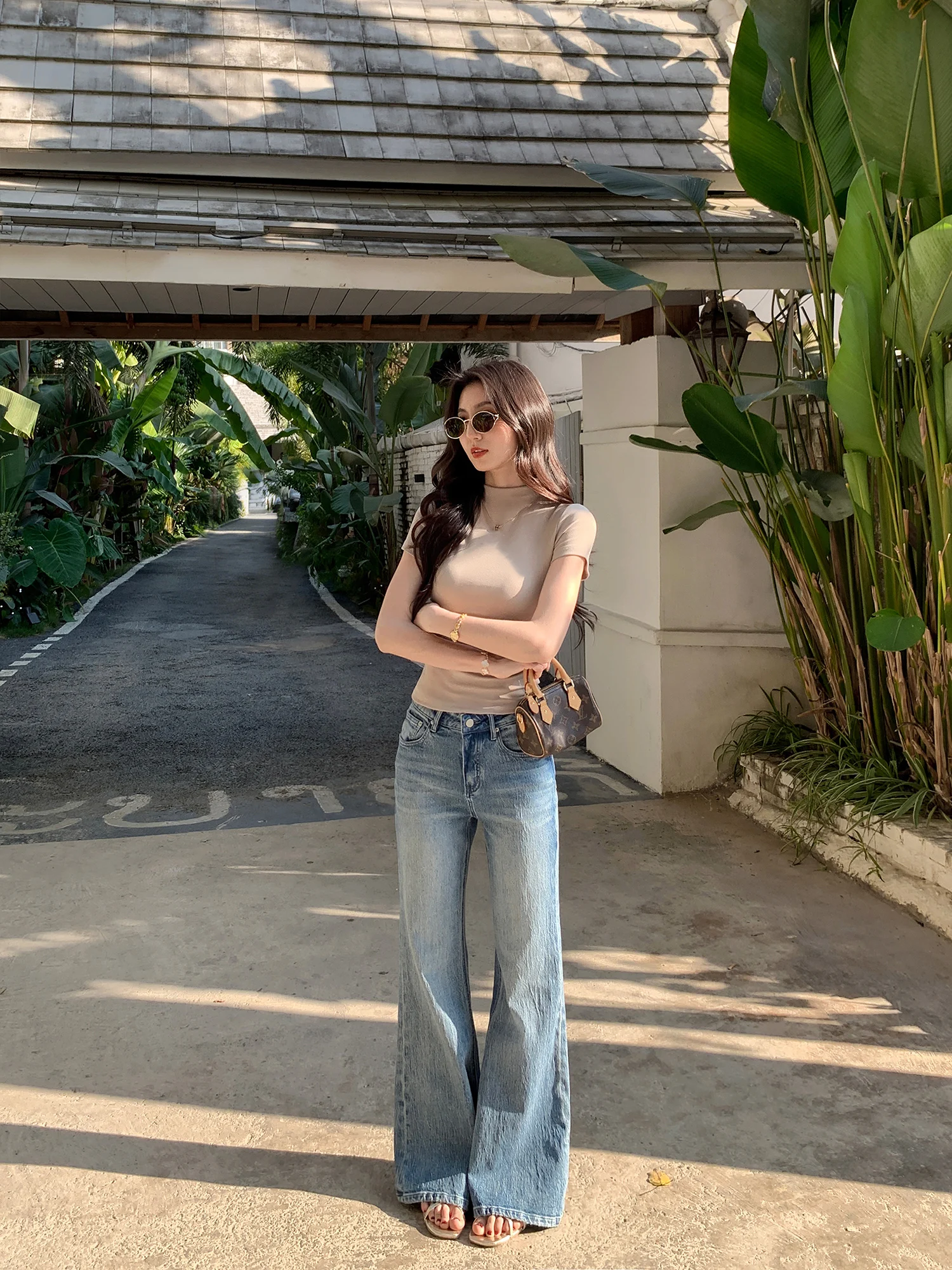 Mulvan American Retro Washed Bell Bottom Jeans Women Slimming Drapey Long Pants Cotton Natural Waist Button Closure
Mulvan American Retro Washed Bell Bottom Jeans Women Slimming Drapey Long Pants Cotton Natural Waist Button Closure