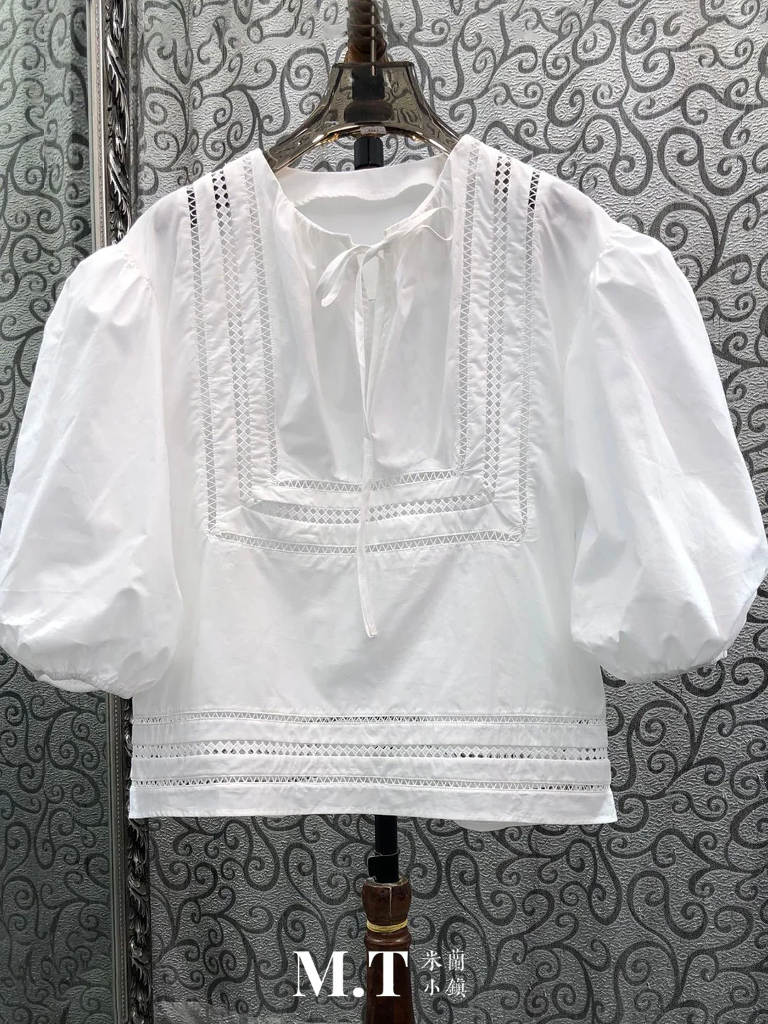 Milan Small Town White Shirt Bubble Sleeve Lace Splicing Hollow out Collar Ribbon Tie Women's Original Design Straight Cut Shirt
Milan Small Town White Shirt Bubble Sleeve Lace Splicing Hollow out Collar Ribbon Tie Women's Original Design Straight Cut Shirt