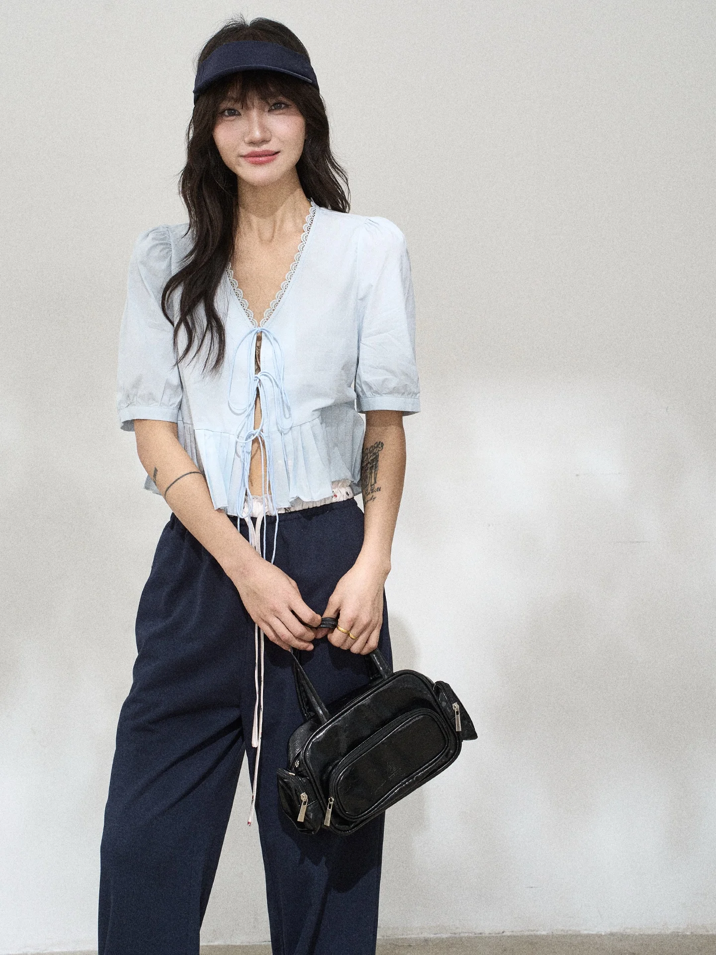 Flower7 Design Sense Casual V-ne Hollow out Lace Trim Top Women Spring Season Polyester Fiber ort Length Bubble Sve
Flower7 Design Sense Casual V-ne Hollow out Lace Trim Top Women Spring Season Polyester Fiber ort Length Bubble Sve