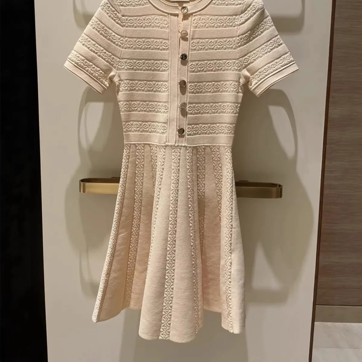 Spring New 2026 Women Hollow Jacquard Knitted Dress Button Decoration O-Neck T-Shirt Waist Cinching A-line Mini Robe
Spring New 2026 Women Hollow Jacquard Knitted Dress Button Decoration O-Neck T-Shirt Waist Cinching A-line Mini Robe