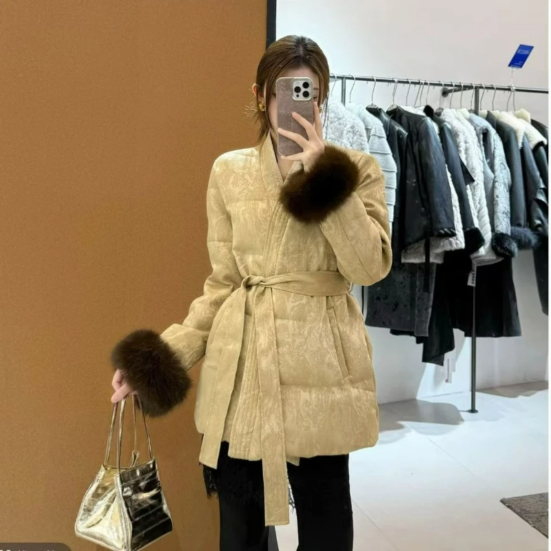 2026 зимняя высококачественная жаккардовая куртка с завязкой на талии, экологически чистая шерстяная куртка с рукавами в китайском стиле на хлопковой подкладке для женщин
2026 зимняя высококачественная жаккардовая куртка с завязкой на талии, экологически чистая шерстяная куртка с рукавами в китайском стиле на хлопковой подкладке для женщин