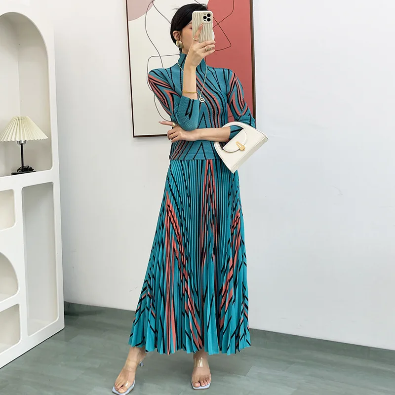 Miyake Pleated Fashion V-shaped Printed Women's Suit New Mid Neck T-shirt In 2023 Spring (Top+ Skirt) Two-piece Set
Miyake Pleated Fashion V-shaped Printed Women's Suit New Mid Neck T-shirt In 2023 Spring (Top+ Skirt) Two-piece Set