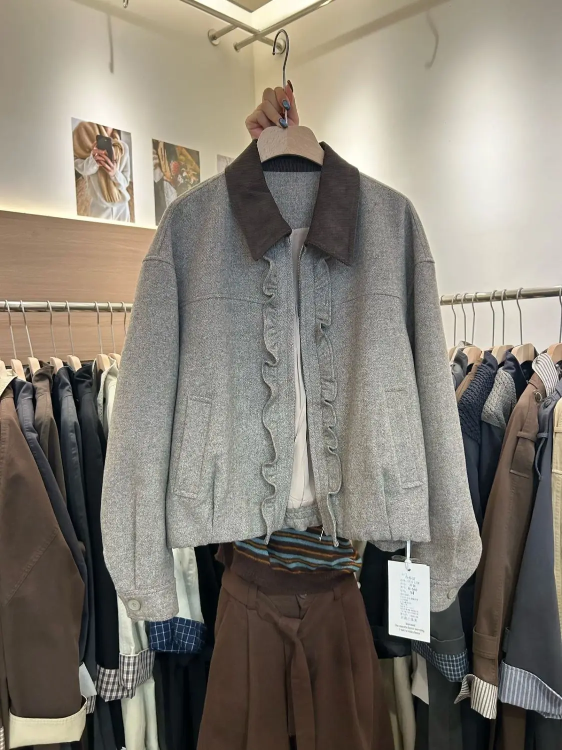 Gagarich 2023, осеннее новое корейское модное высококачественное дизайнерское пальто, короткий стиль с краями грибка, маленькое шерстяное пальто для женщин
Gagarich 2023, осеннее новое корейское модное высококачественное дизайнерское пальто, короткий стиль с краями грибка, маленькое шерстяное пальто для женщин