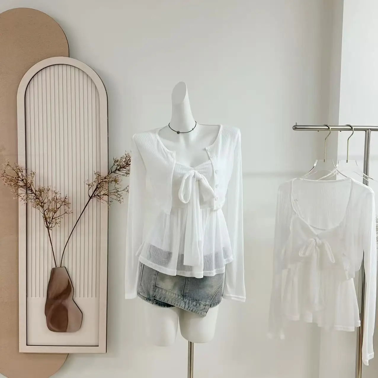 2025 New Spring/Summer Girl Style White Knitted Short Cardigan+Strap Set Spring Two Piece Set
2025 New Spring/Summer Girl Style White Knitted Short Cardigan+Strap Set Spring Two Piece Set