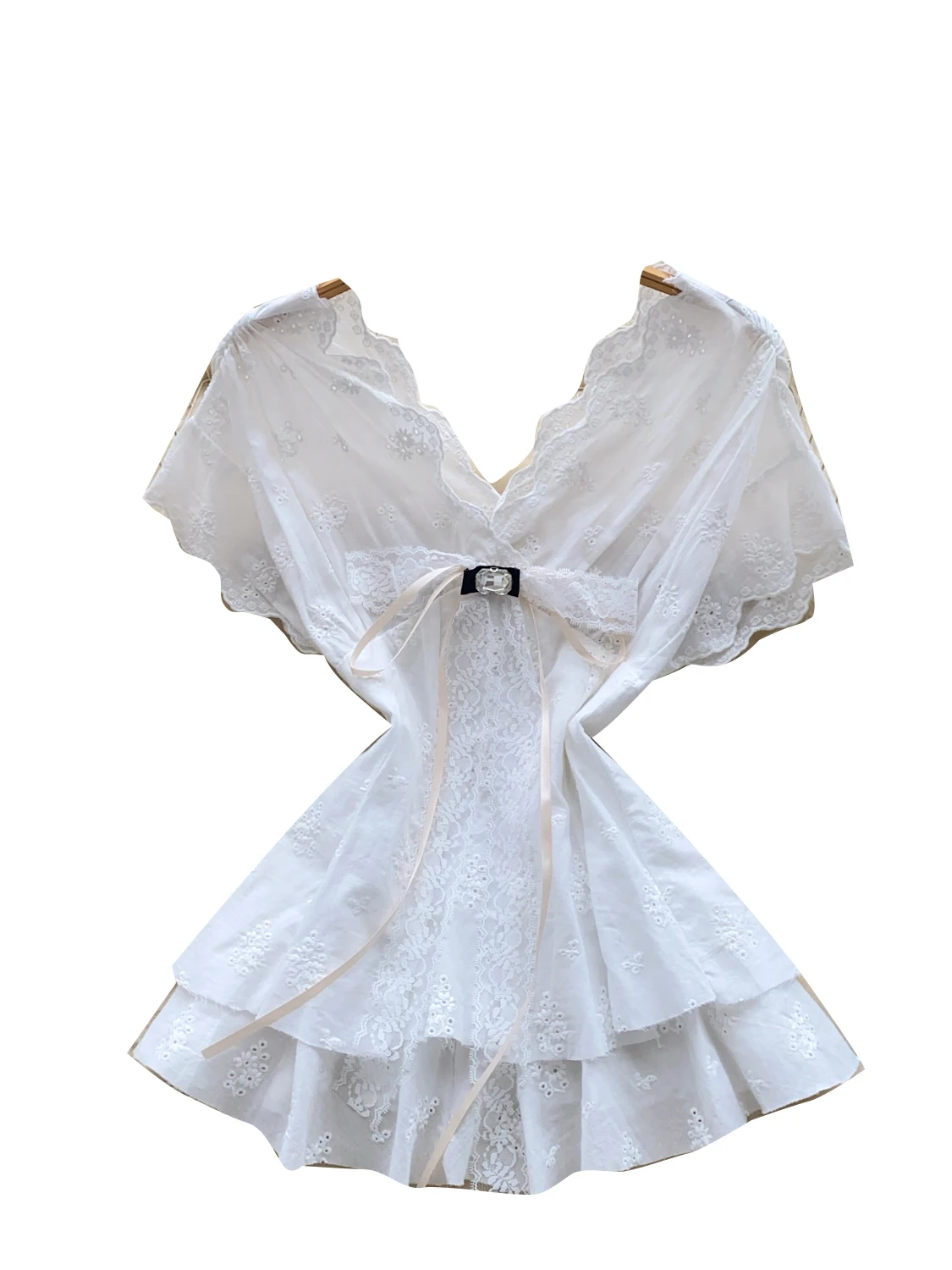 Ele White irt for Women with Sweet Bowknot Lace Splicing Heavy Embroidery Hemline Korean Sle Loose Fit ort Sve
Ele White irt for Women with Sweet Bowknot Lace Splicing Heavy Embroidery Hemline Korean Sle Loose Fit ort Sve
