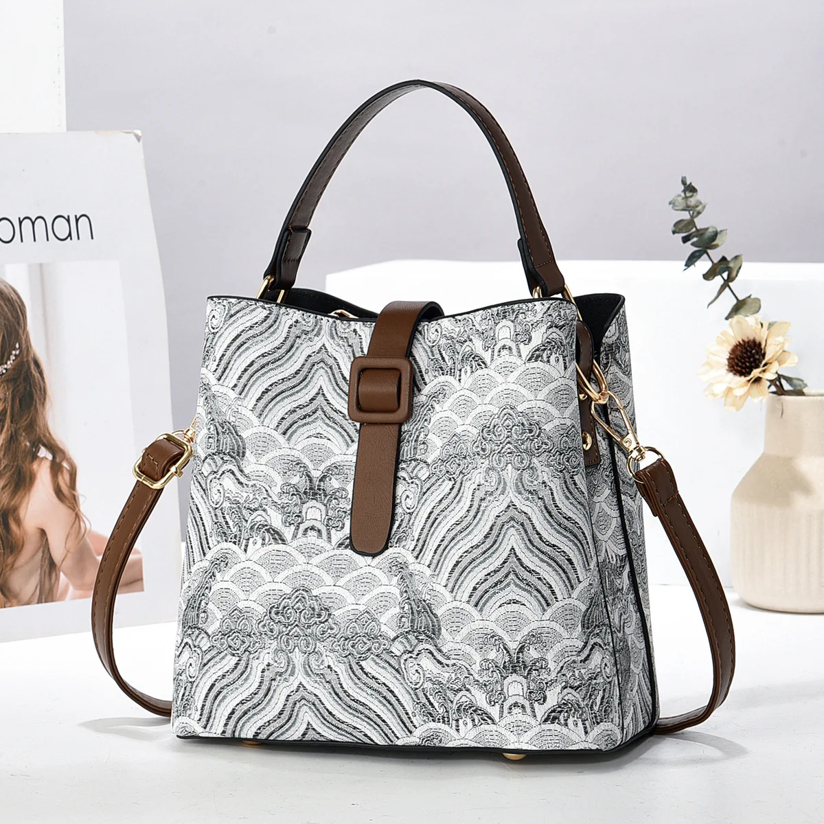 Fashion large-capacity women's bag crossbody bucket bag PU leather embroidered national style shoulder crossbody bag
Fashion large-capacity women's bag crossbody bucket bag PU leather embroidered national style shoulder crossbody bag