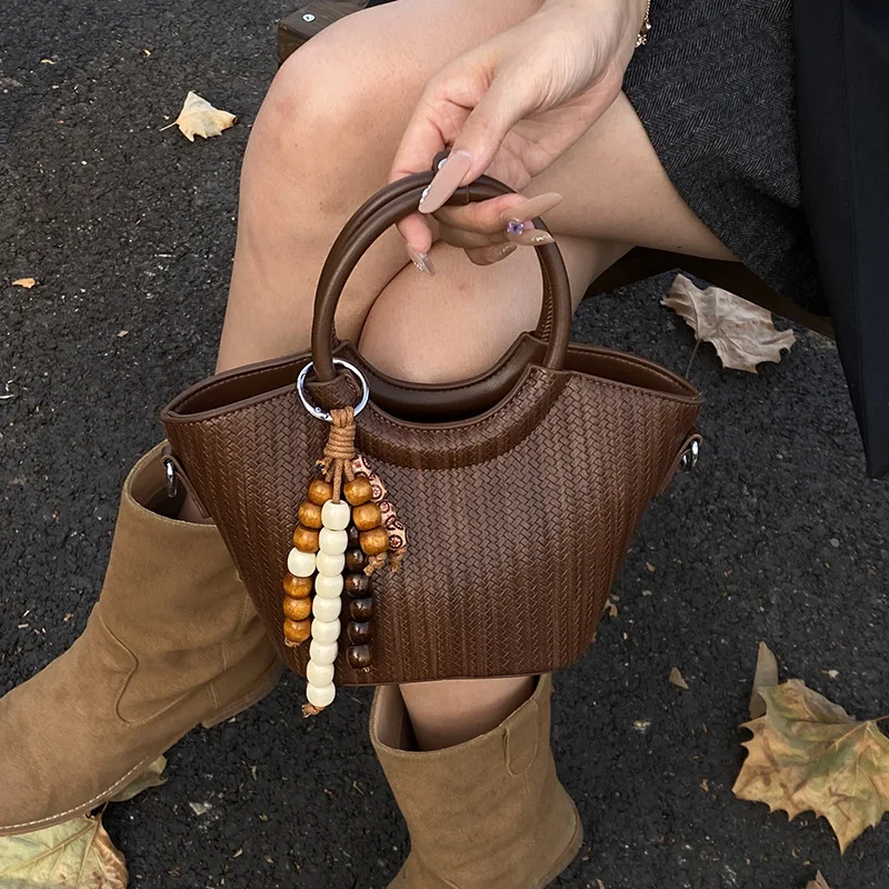 Женская сумка с тканым узором премиум-класса и ниши, новая универсальная сумка через плечо 2026, модная и суперпопулярная сумка
Женская сумка с тканым узором премиум-класса и ниши, новая универсальная сумка через плечо 2026, модная и суперпопулярная сумка