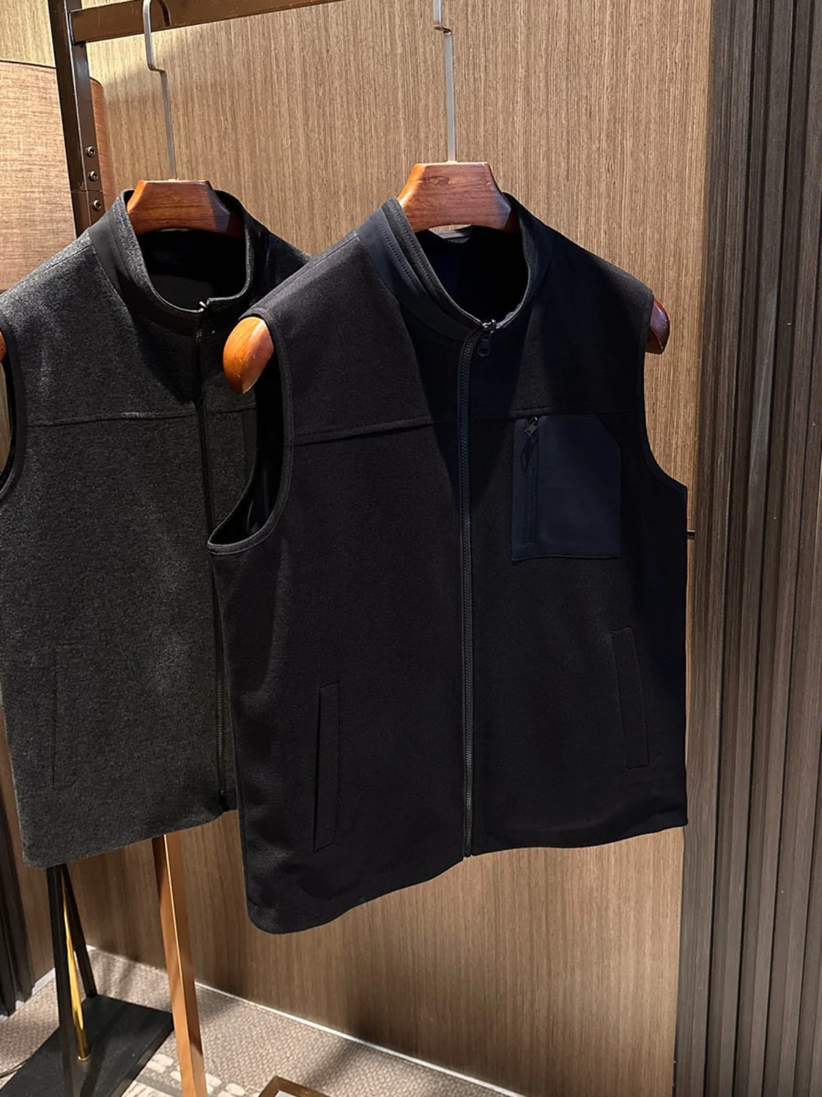 Двусторонний жилет с воротником-стойкой для мужчин: повседневный, простой, универсальный, легкий, деловой, приталенный, городской стиль
Двусторонний жилет с воротником-стойкой для мужчин: повседневный, простой, универсальный, легкий, деловой, приталенный, городской стиль