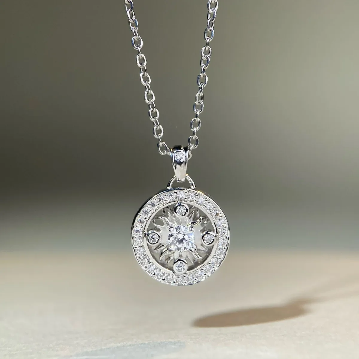 Ancient-style small compass pendant necklace, plated with AU9999 and decorated with diamonds
Ancient-style small compass pendant necklace, plated with AU9999 and decorated with diamonds