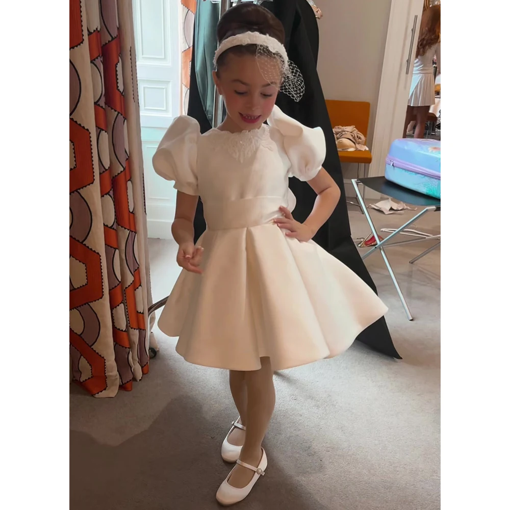 Customized Flower Girl Dress Knee Length A Line Ivory Satin Flower Girl Gowns Short Puffy Sleeves Applique O Neck Party Dresses
Customized Flower Girl Dress Knee Length A Line Ivory Satin Flower Girl Gowns Short Puffy Sleeves Applique O Neck Party Dresses