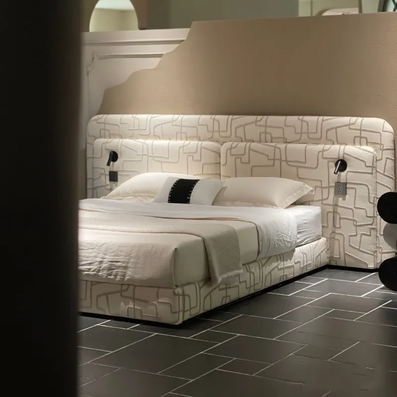 Modern fabric bed double bed with master bedroom furniture beige geometric pattern 1.8 meters soft bag bedside
Modern fabric bed double bed with master bedroom furniture beige geometric pattern 1.8 meters soft bag bedside
