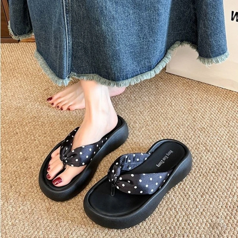 Summer 2026 Women's Flip Flops Outdoor Wear Thick Heel Sandals Fashion Polka Dot Beach Slippers round Toe Daily Casual Style
Summer 2026 Women's Flip Flops Outdoor Wear Thick Heel Sandals Fashion Polka Dot Beach Slippers round Toe Daily Casual Style