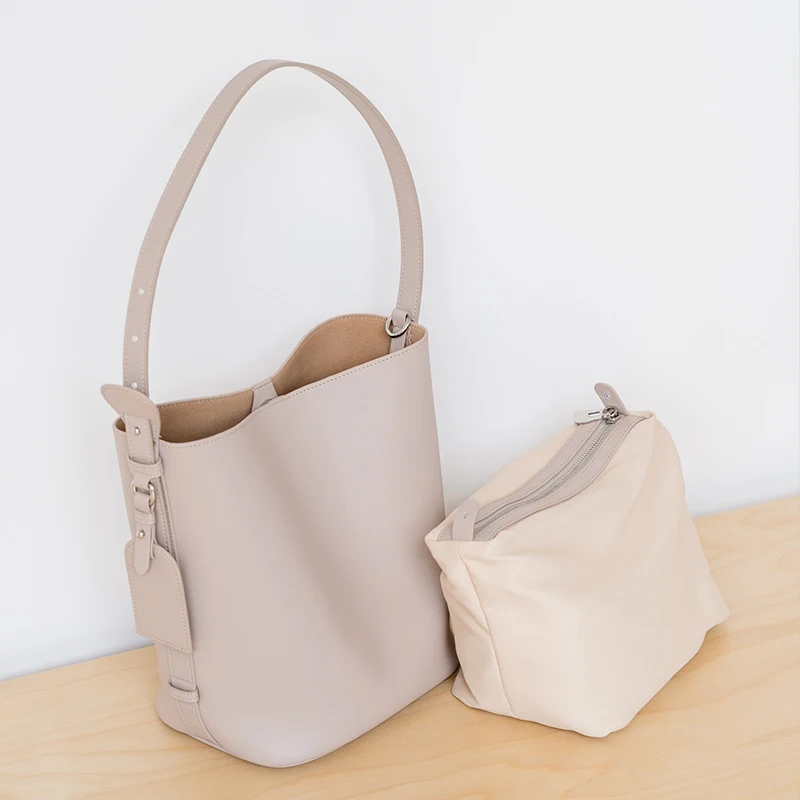 Luxury Leather Bucket Bag With Detachable Inner Pouch Large Capacity Minimalist Shoulder Bag Casual Commute Crossbody Bag Women
Luxury Leather Bucket Bag With Detachable Inner Pouch Large Capacity Minimalist Shoulder Bag Casual Commute Crossbody Bag Women