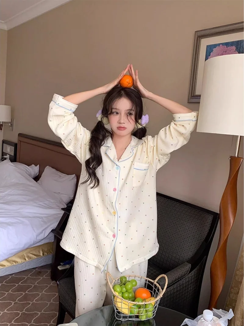 Комплекты пижам: сексуальные женские шелковые пижамы в темно-синий горошек с завязками спереди, ультратонкие, длиной до колена, для офиса и дома, классический современный простой весенний комплект
Комплекты пижам: сексуальные женские шелковые пижамы в темно-синий горошек с завязками спереди, ультратонкие, длиной до колена, для офиса и дома, классический современный простой весенний комплект