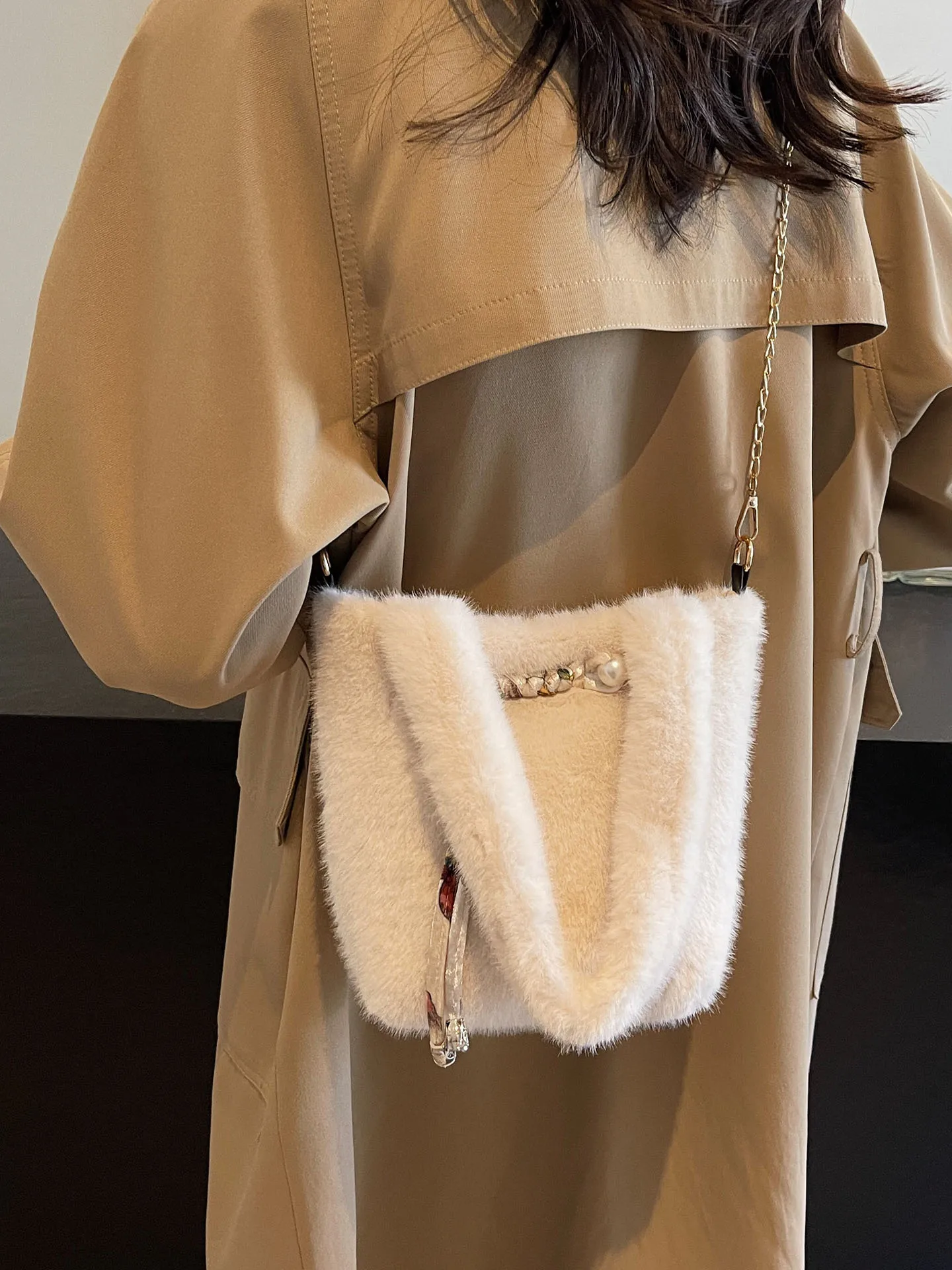 Solid Plush Autumn Winter Bucket Bag Women New Korean Style Chain Commute Handbags Magnetic Button Rectangle Crossbody Bag
Solid Plush Autumn Winter Bucket Bag Women New Korean Style Chain Commute Handbags Magnetic Button Rectangle Crossbody Bag