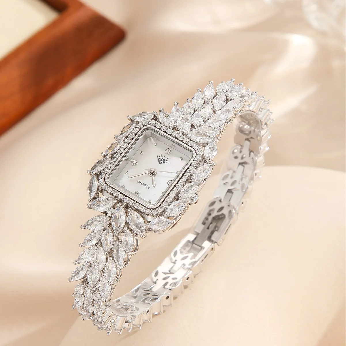 EYER Luxury Elegant Fashion Simple Design Geometric Bracelet Bangle Watch For Women Wedding Party Daily Jewelry Watch
EYER Luxury Elegant Fashion Simple Design Geometric Bracelet Bangle Watch For Women Wedding Party Daily Jewelry Watch