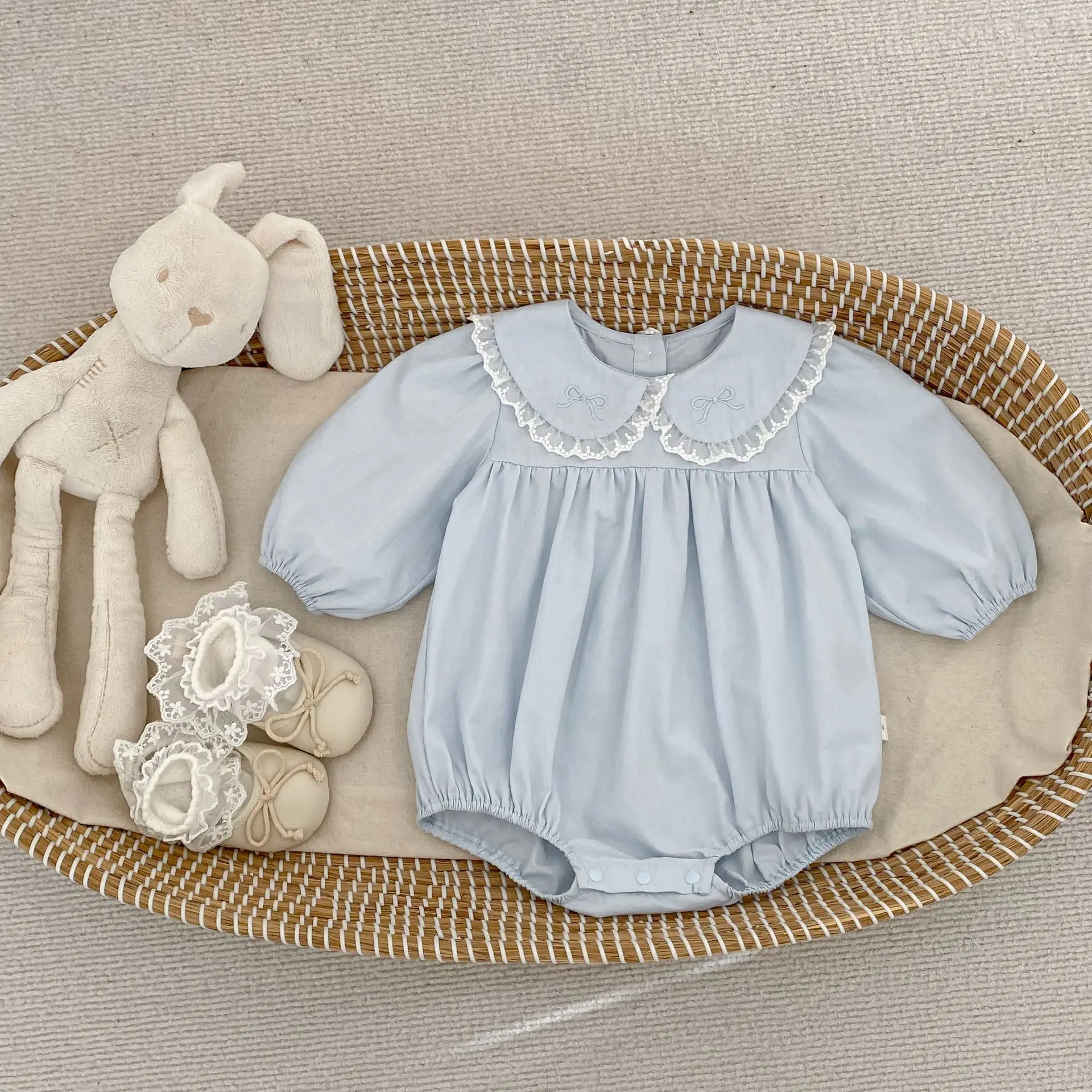 2026 Spring New Baby Girl Long Sleeve Bodysuit Solid Girls Lace Peter Pan Collar Princess Jumpsuit Cotton Infant Clothes 0-24M
2026 Spring New Baby Girl Long Sleeve Bodysuit Solid Girls Lace Peter Pan Collar Princess Jumpsuit Cotton Infant Clothes 0-24M