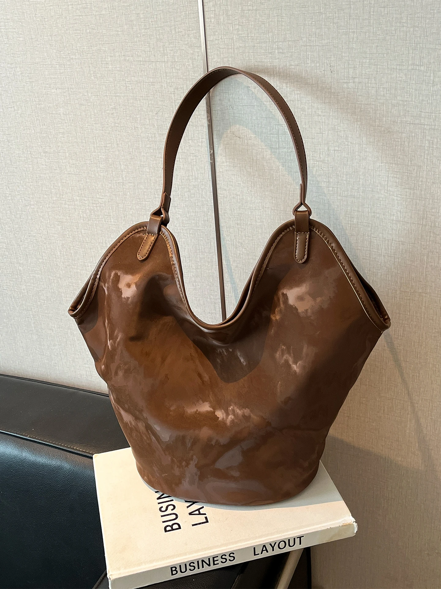 Retro Large Capacity Buckle Shoulder Bag Women's Patchwork Casual Shopping Handbags Trendy Versatile Commuting Tote Bags
Retro Large Capacity Buckle Shoulder Bag Women's Patchwork Casual Shopping Handbags Trendy Versatile Commuting Tote Bags