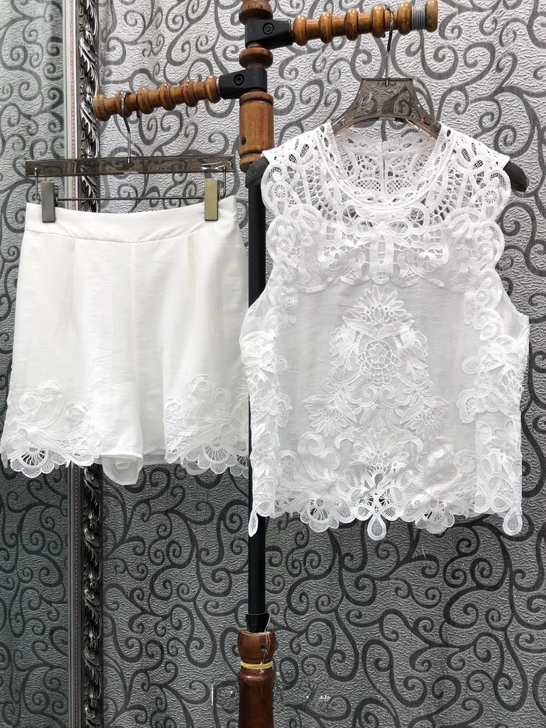 Milan Small Town South Oil Elegant Color Water Soluble Flower Embroidery Vest Shorts Set D22 Women's Fashion Ens...
Milan Small Town South Oil Elegant Color Water Soluble Flower Embroidery Vest Shorts Set D22 Women's Fashion Ens...