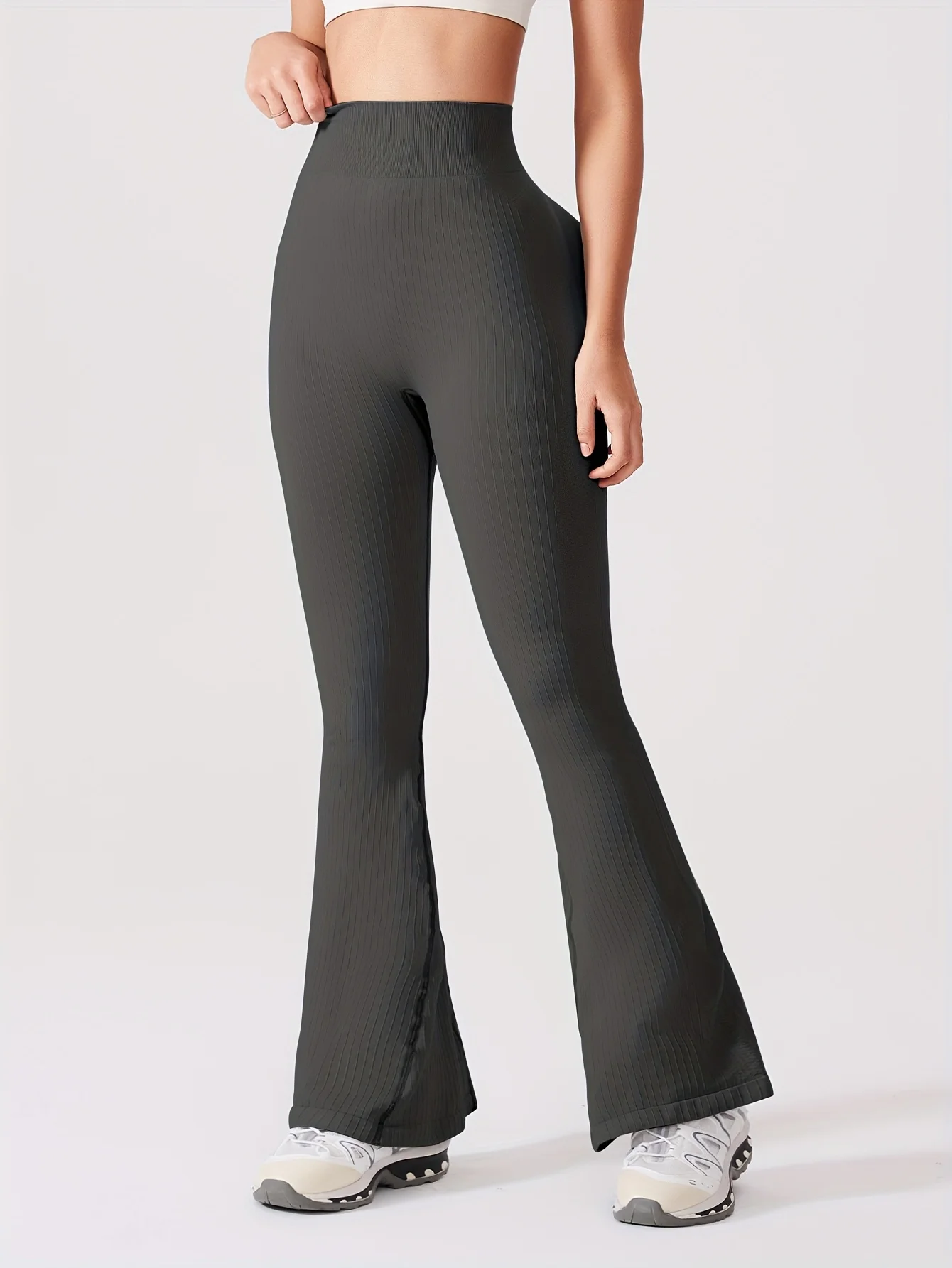 Женские серые леггинсы для йоги с высокой талией, ребристой отделкой и эффектом подтяжки ягодиц, высокоэластичные, для тренировок в спортзале и повседневной носки.
Женские серые леггинсы для йоги с высокой талией, ребристой отделкой и эффектом подтяжки ягодиц, высокоэластичные, для тренировок в спортзале и повседневной носки.