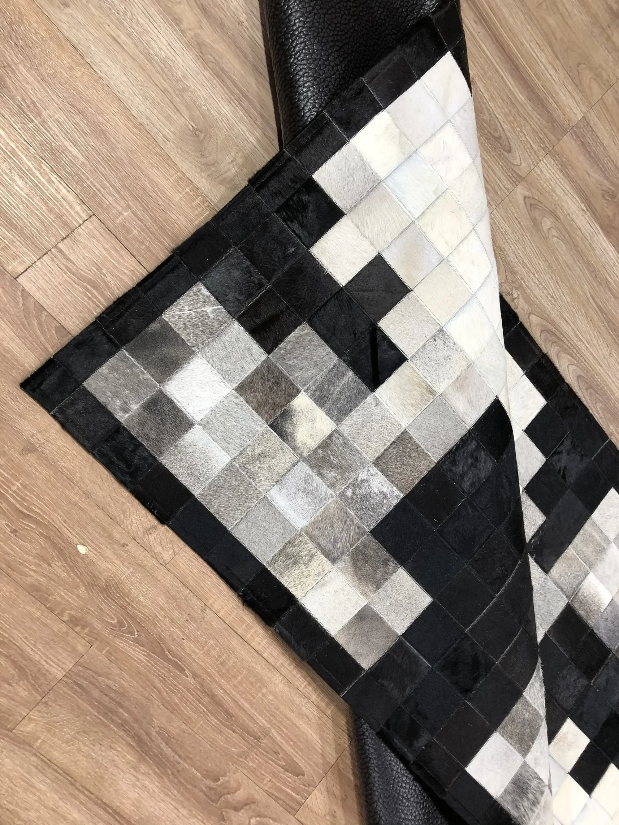 Natural Black White Square Patchwork Cowhide Rug , Real Cow Fur Carpet For Living Room
Natural Black White Square Patchwork Cowhide Rug , Real Cow Fur Carpet For Living Room